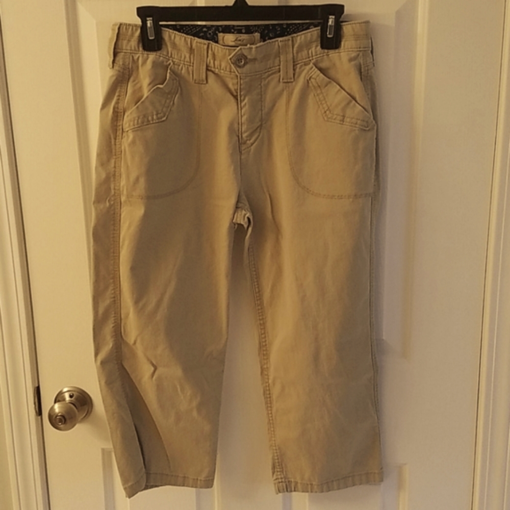Levi's like new capris.